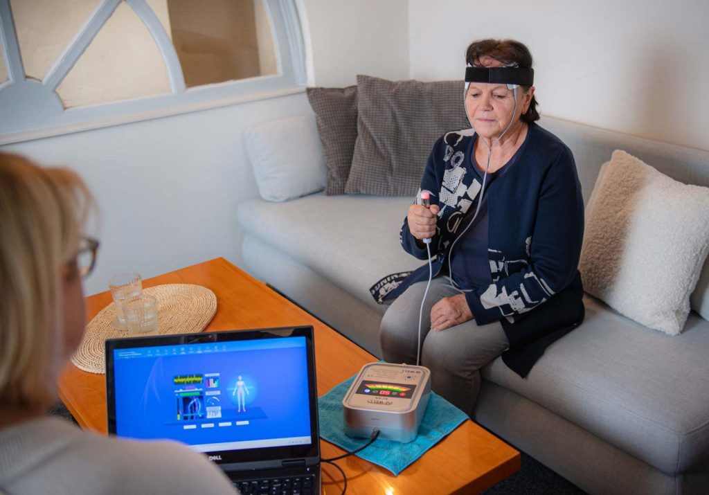 Kundin bei Vitalstoffmessung